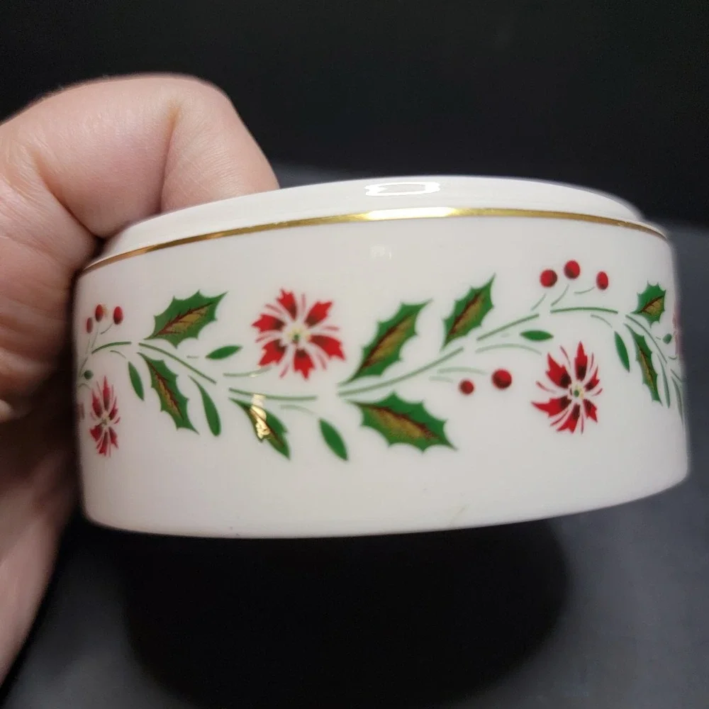 Royal Doulton English Porcelain Vintage Holly Pointsetta  Dresser Jar 1986